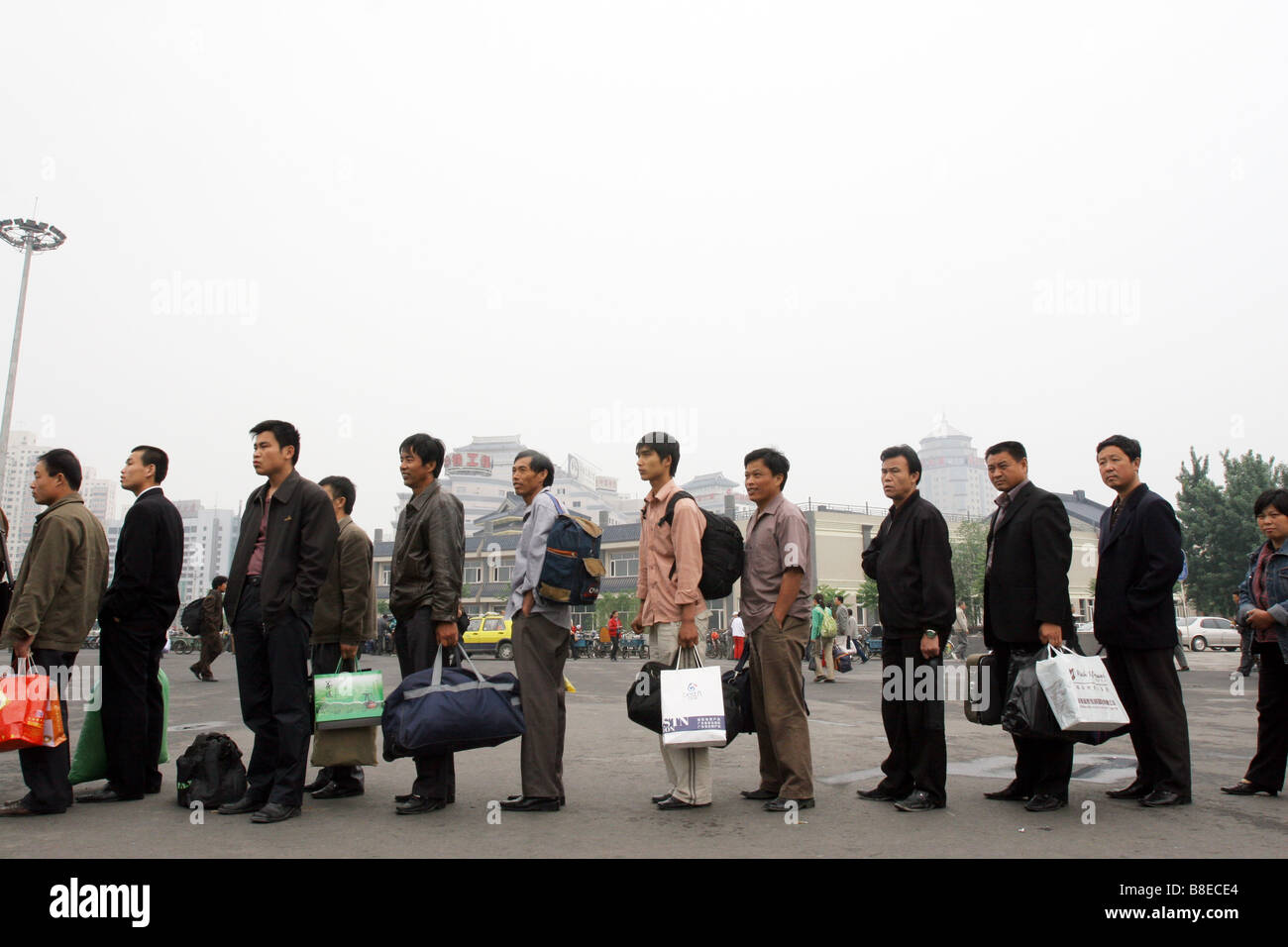 La formation d'une file d'attente de ligne / un bus à Pékin, Chine Banque D'Images