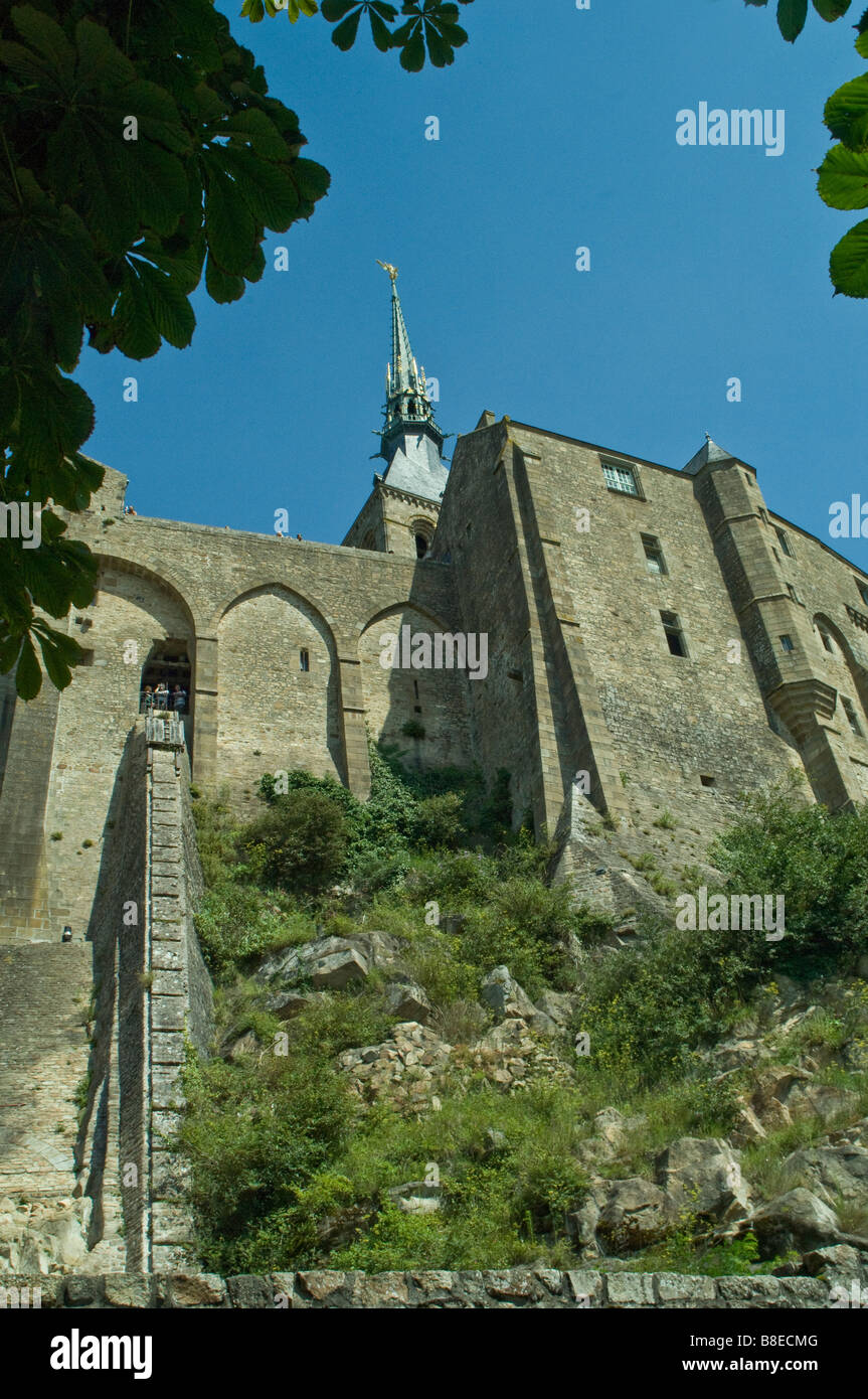 À la recherche jusqu'à la partie supérieure de l'île monastère du Mont Saint Michel en Normandie France Banque D'Images
