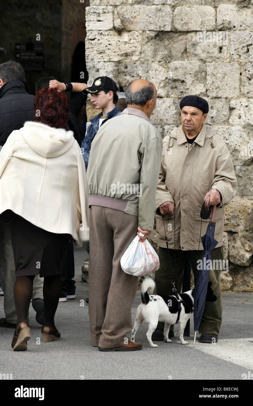 De vieux hommes, San Gimignano, Toscane, Italie Banque D'Images