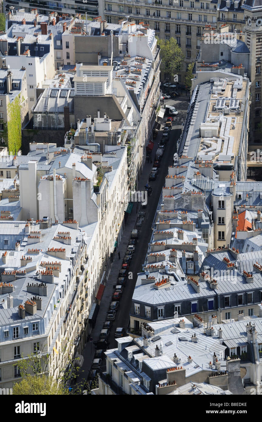 Regardant vers le bas le long d'une rue de Paris Banque D'Images