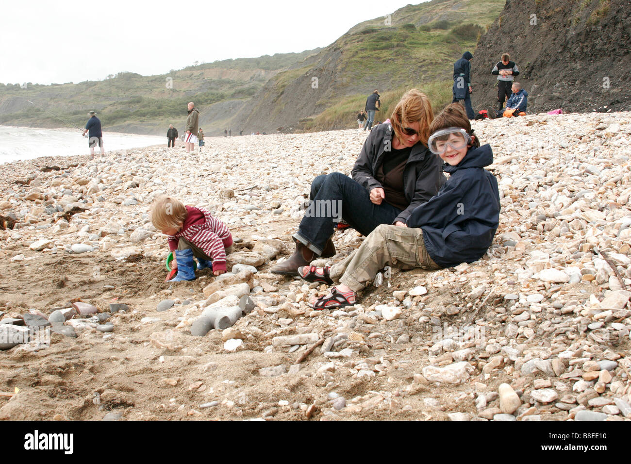 Mère et fils à la chasse aux fossiles Charmouth Plage, Dorset, England, UK Banque D'Images