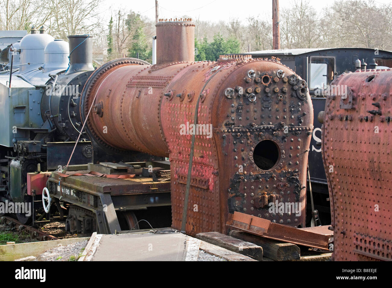 Les moteurs à vapeur en attente de réparation sur les Bluebell railway Banque D'Images