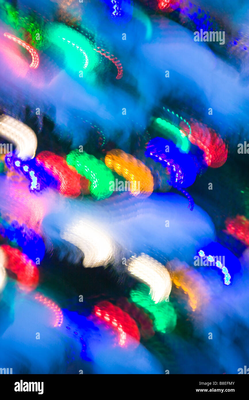 Close up of a multi-couleur sapin de Noël allumé à la tombée de l'extérieur en hiver Banque D'Images