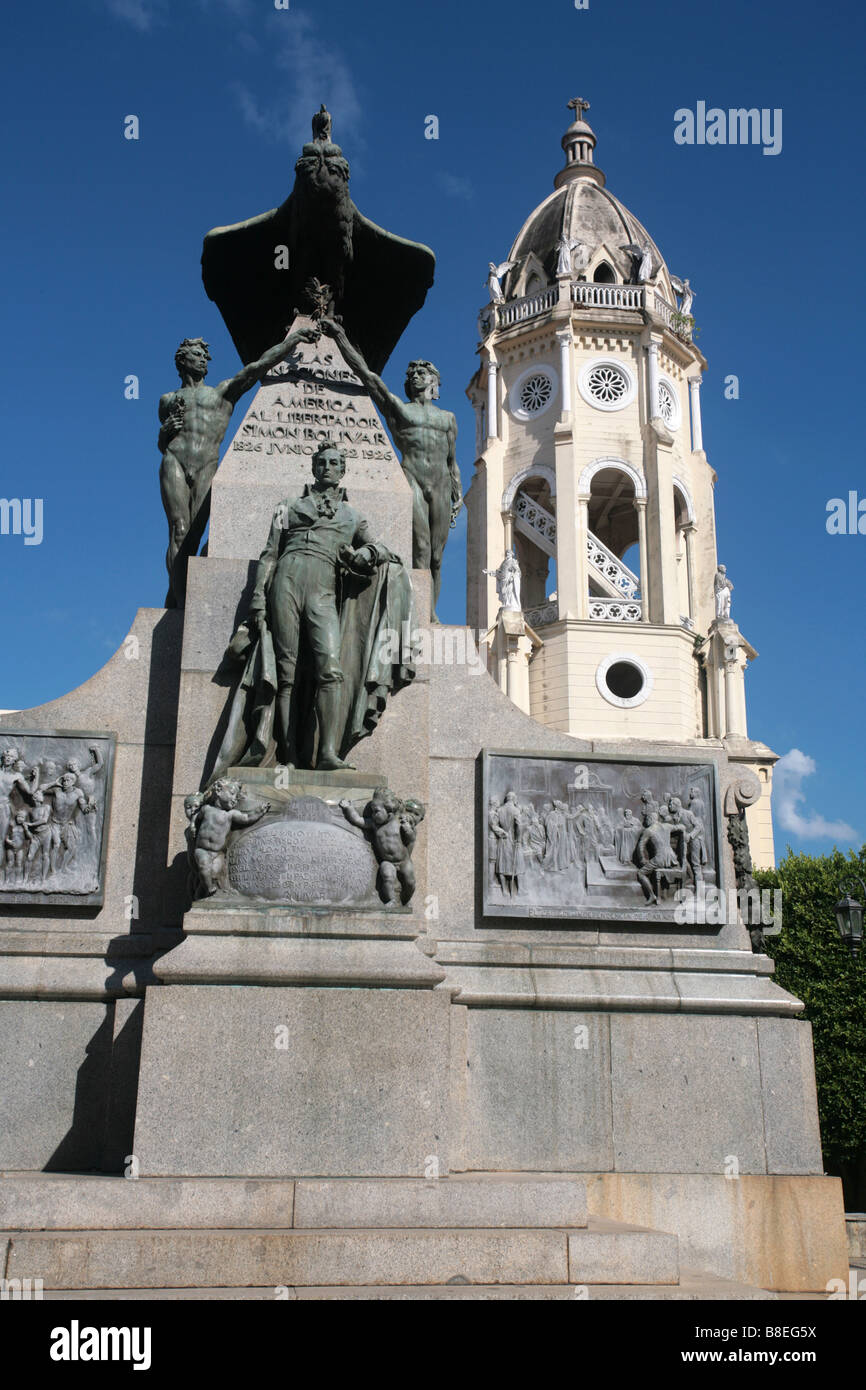 Monument à Simon Bolivar Plaza Bolivar de la vieille ville de la ville de Panama, avec l'église San Francisco derrière. Banque D'Images