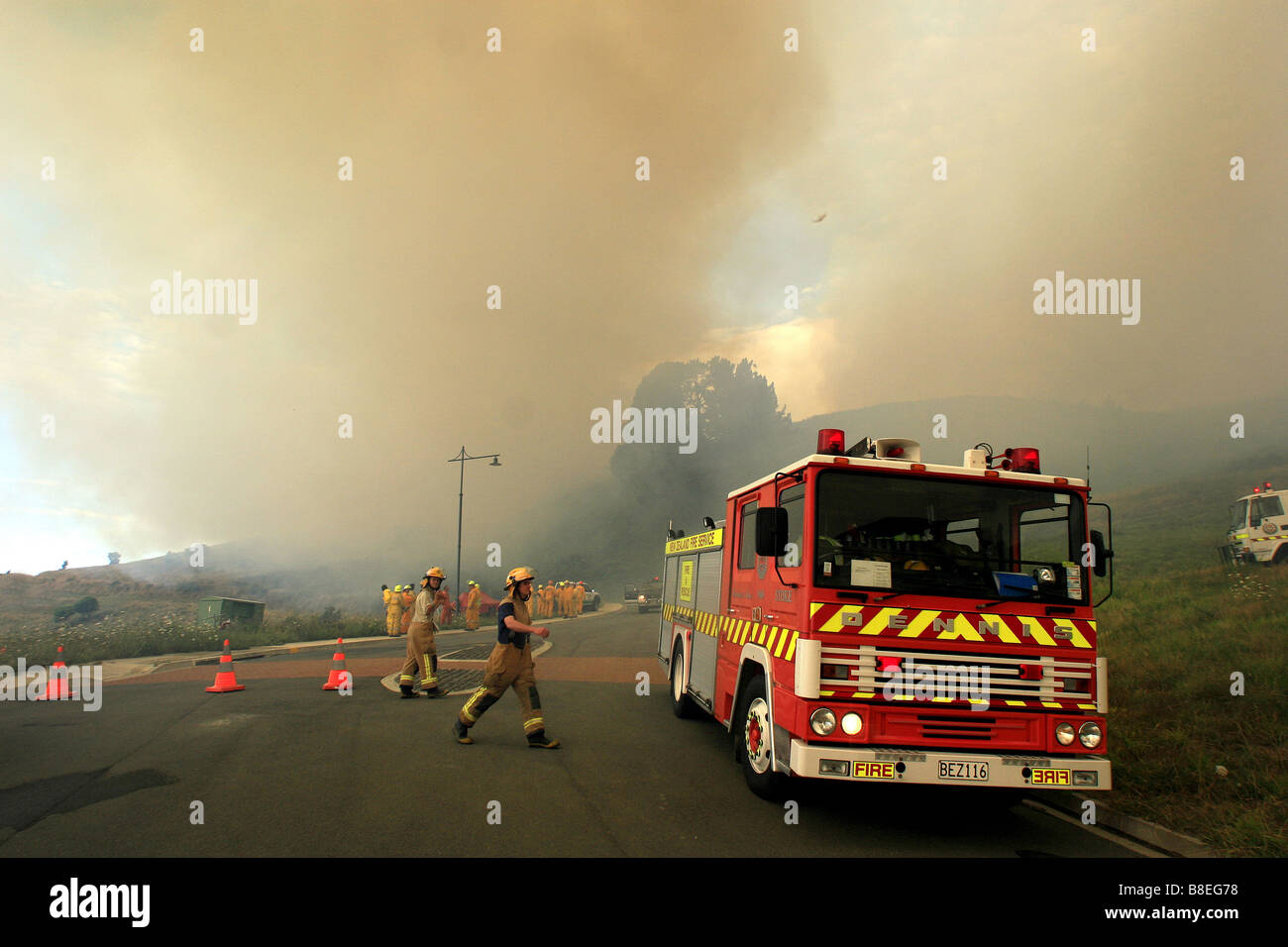 Les pompiers se préparent à combattre un incendie qui fait rage près de propriété en Nouvelle Zélande Banque D'Images