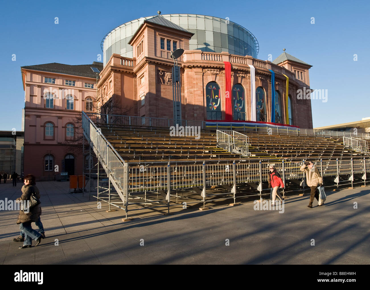 Les préparatifs en cours pour le carnaval en face de Mayence sur le théâtre. Banque D'Images