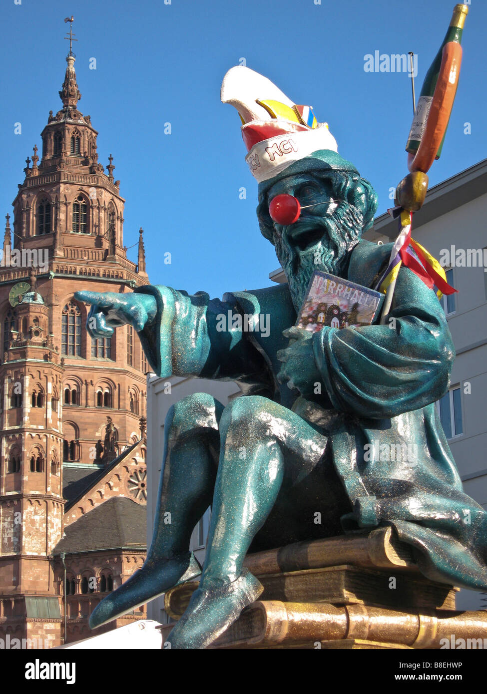 Carnaval dans la ville de Mayence en Allemagne. Une nouvelle statue sur l'podest Gutenberg Banque D'Images