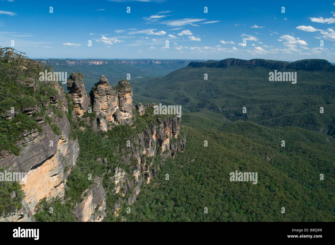 Les trois Sœurs et d'eucalyptus forêt de vallée Jamison de Blue Mountains, NSW Australie Banque D'Images