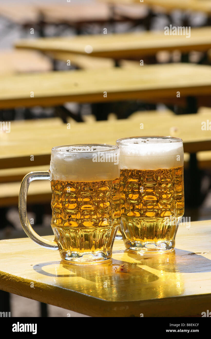 Deux verres sur une table dans un jardin de bière Banque D'Images