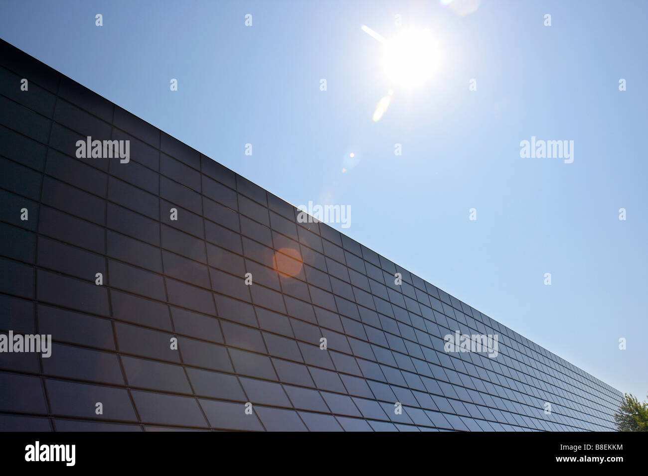 Panneaux solaires à Adlershof contre ciel bleu et soleil brillant, Berlin, Allemagne Banque D'Images