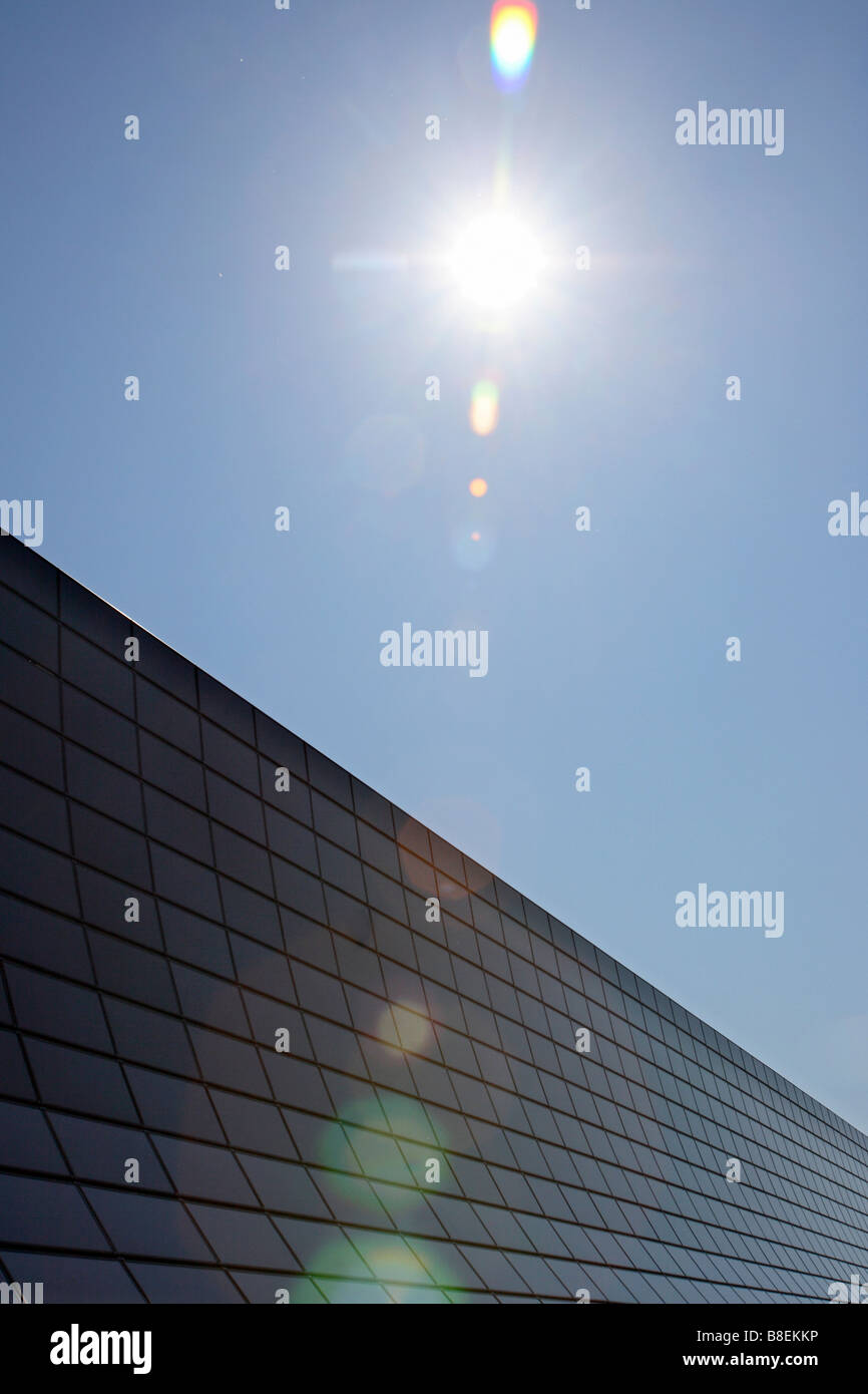 Panneaux solaires à Adlershof contre ciel bleu et soleil brillant, Berlin, Allemagne Banque D'Images