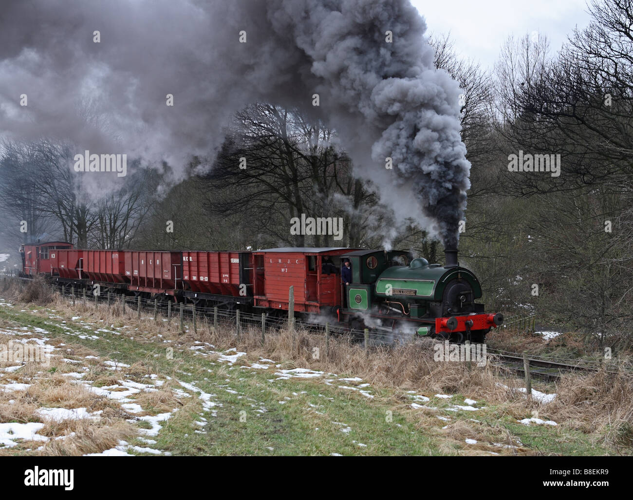 Un train de charbon tiré par une locomotive à vapeur Sir Cecil Cochrane sur le chemin de Tanfield à Gateshead, England, UK. Banque D'Images