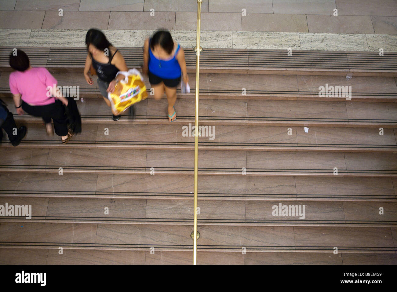 Les jeunes femmes à monter et descendre les escaliers Banque D'Images