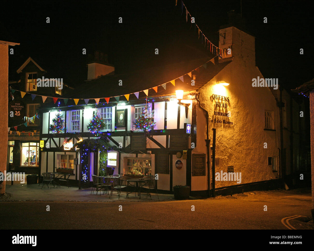 La Queen's Arms pub et hôtel, Hawkshead, Lake District au moment de Noël avec lumières décoration Banque D'Images