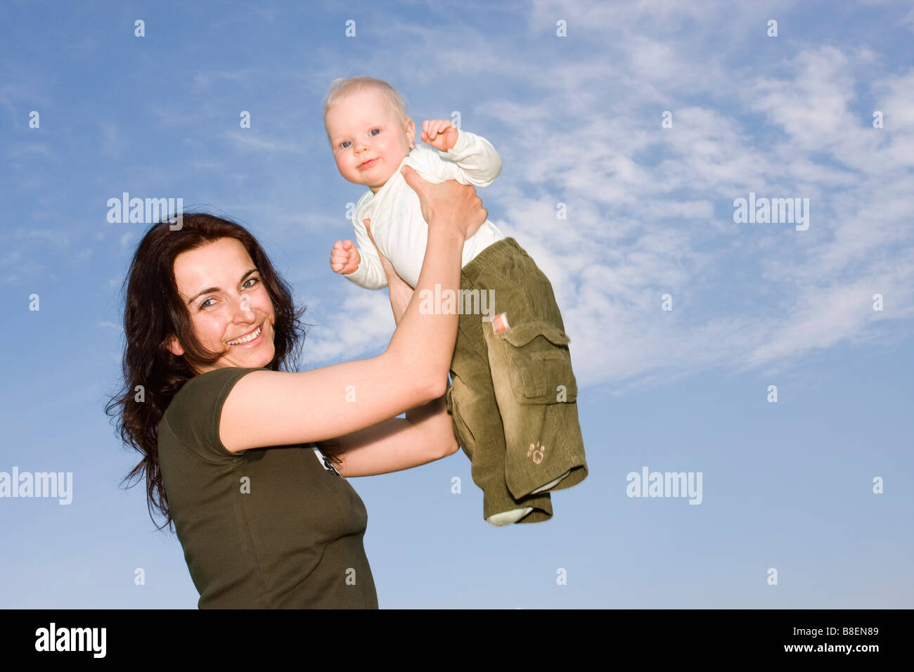 Heureuse Mere Agee De 32 Ans Tenant Son Bebe Fille 9 Mois A L Exterieur Photo Stock Alamy