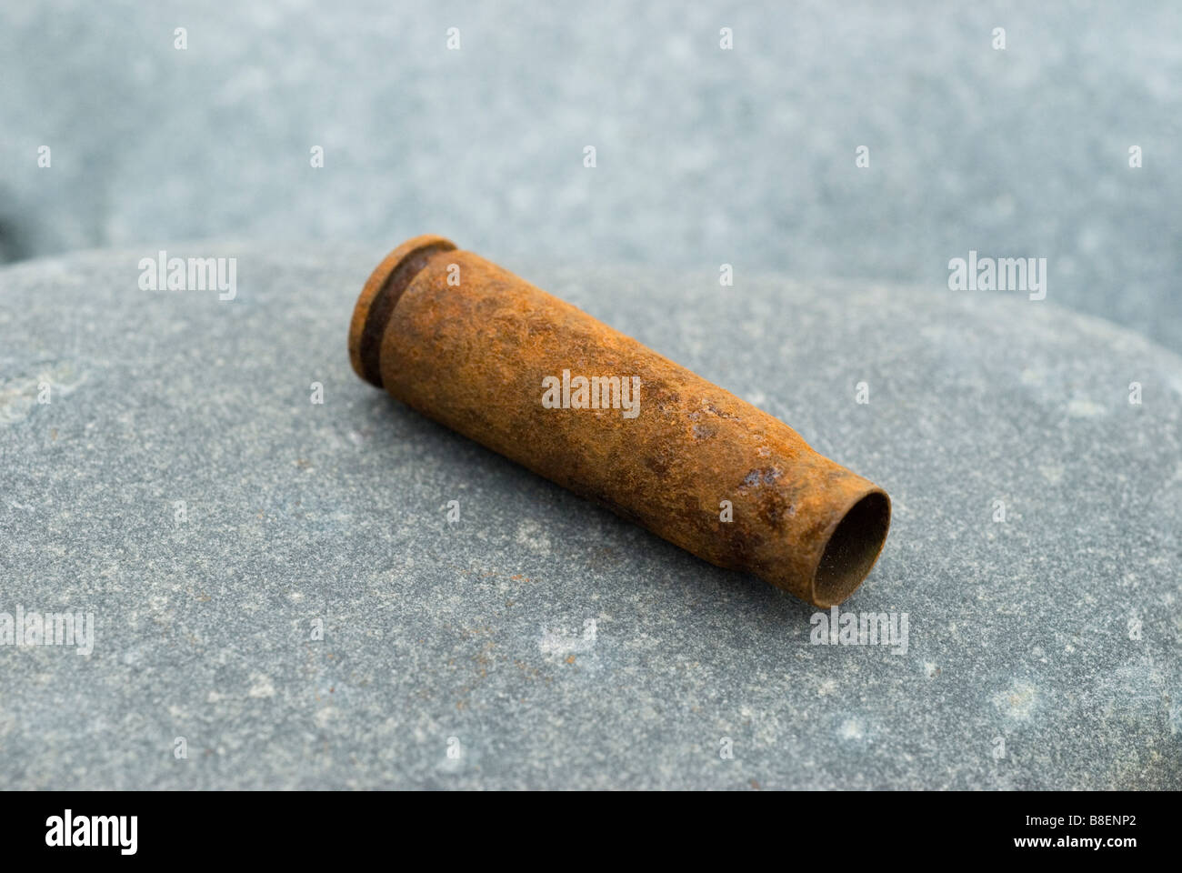 Rusty bullet shell. Seule balle. Banque D'Images