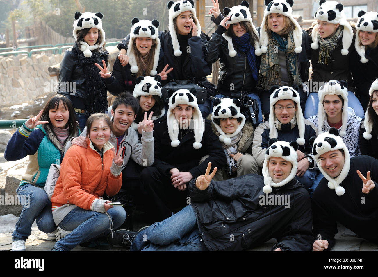 Le français au secondaire les élèves posent pour une photo avec trois touristes chinois au Zoo de Pékin. 21-Feb-2009 Banque D'Images