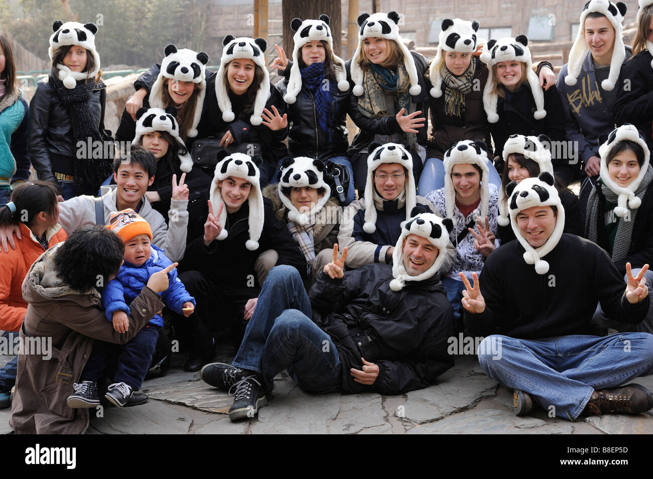 Le français au secondaire les élèves posent pour une photo avec un enfant chinois fait peur au Zoo de Pékin. 21-Feb-2009 Banque D'Images