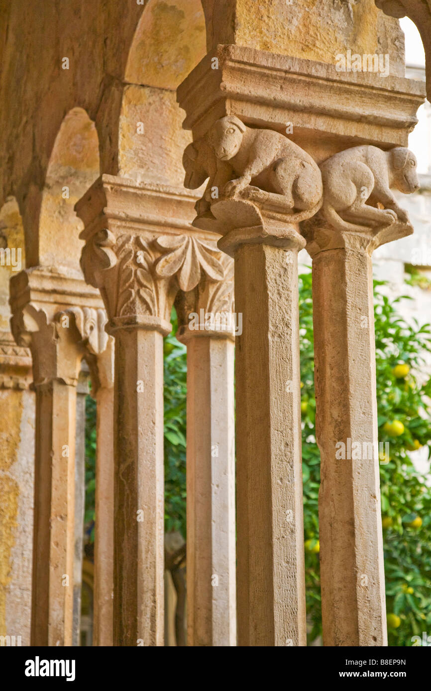 Chapiteaux sculptés et des colonnes de la Cour des cloîtres et monastère franciscain Dubrovnik Dalmatie Croatie Europe Banque D'Images
