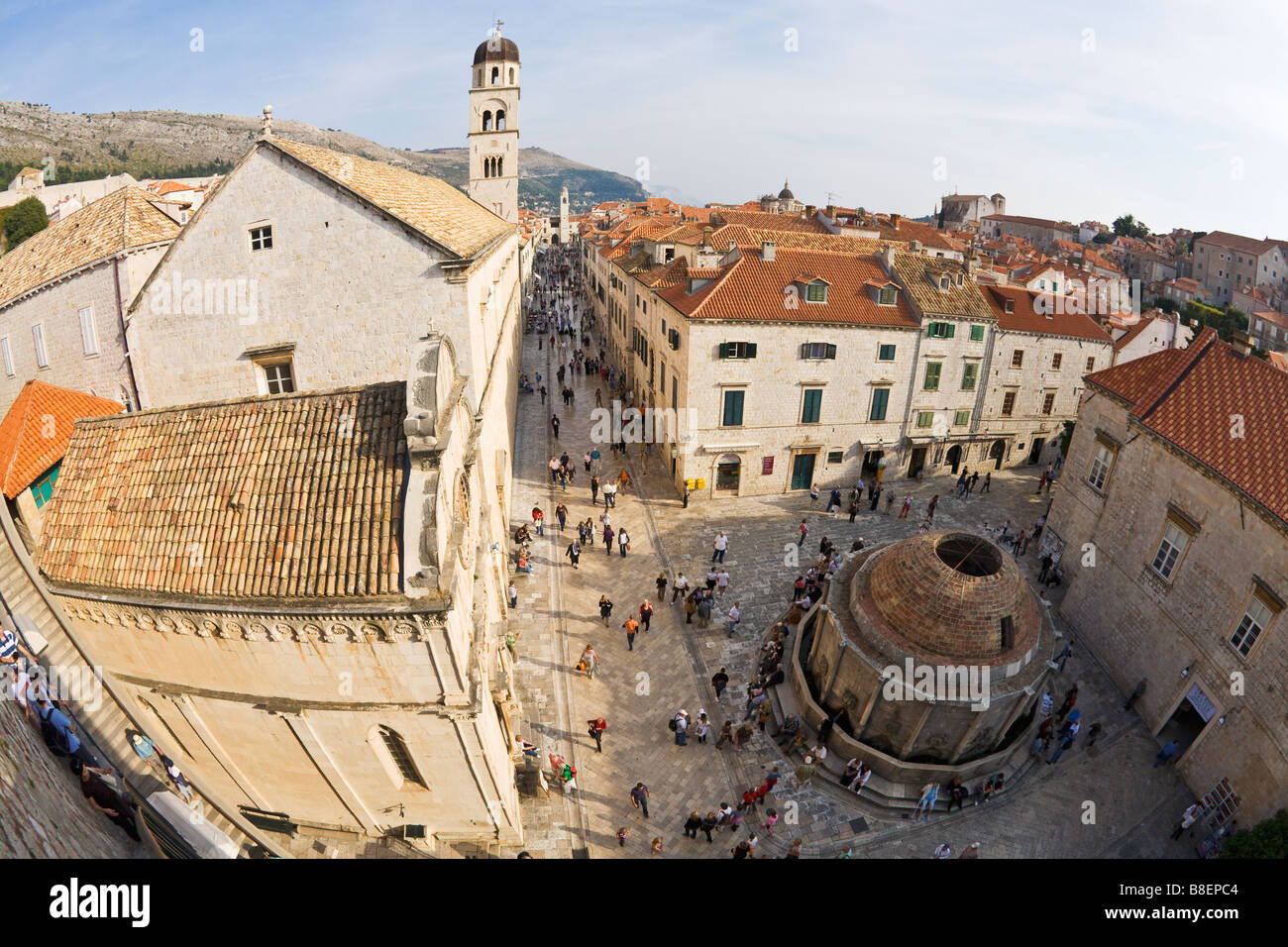 Vue depuis les remparts de la ville avec une grande fontaine d'Onofrio de la Porte Pile Stradun et clocher du monastère franciscain Dubrovnik Banque D'Images