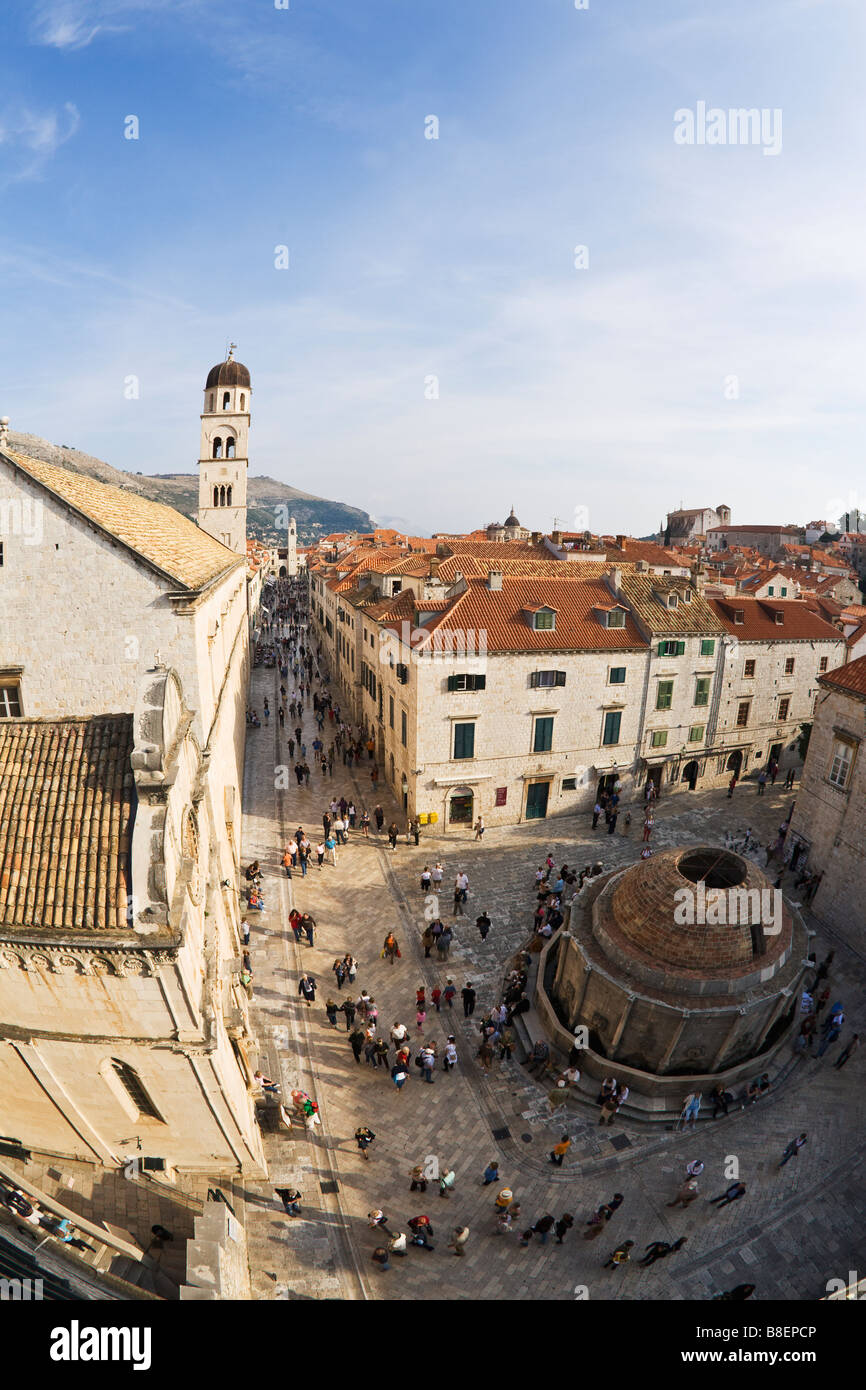 Vue depuis les remparts de la ville avec une grande fontaine d'Onofrio, le monastère franciscain et Stradun Belltower en vieille ville de Dubrovnik, l'Unesco Banque D'Images