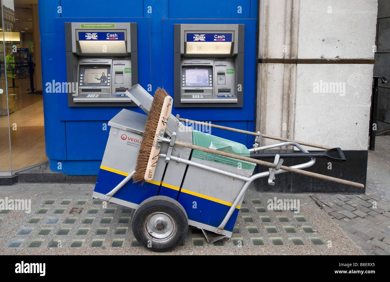Chariot de nettoyage de rue en face de Halifax des distributeurs automatiques Banque D'Images