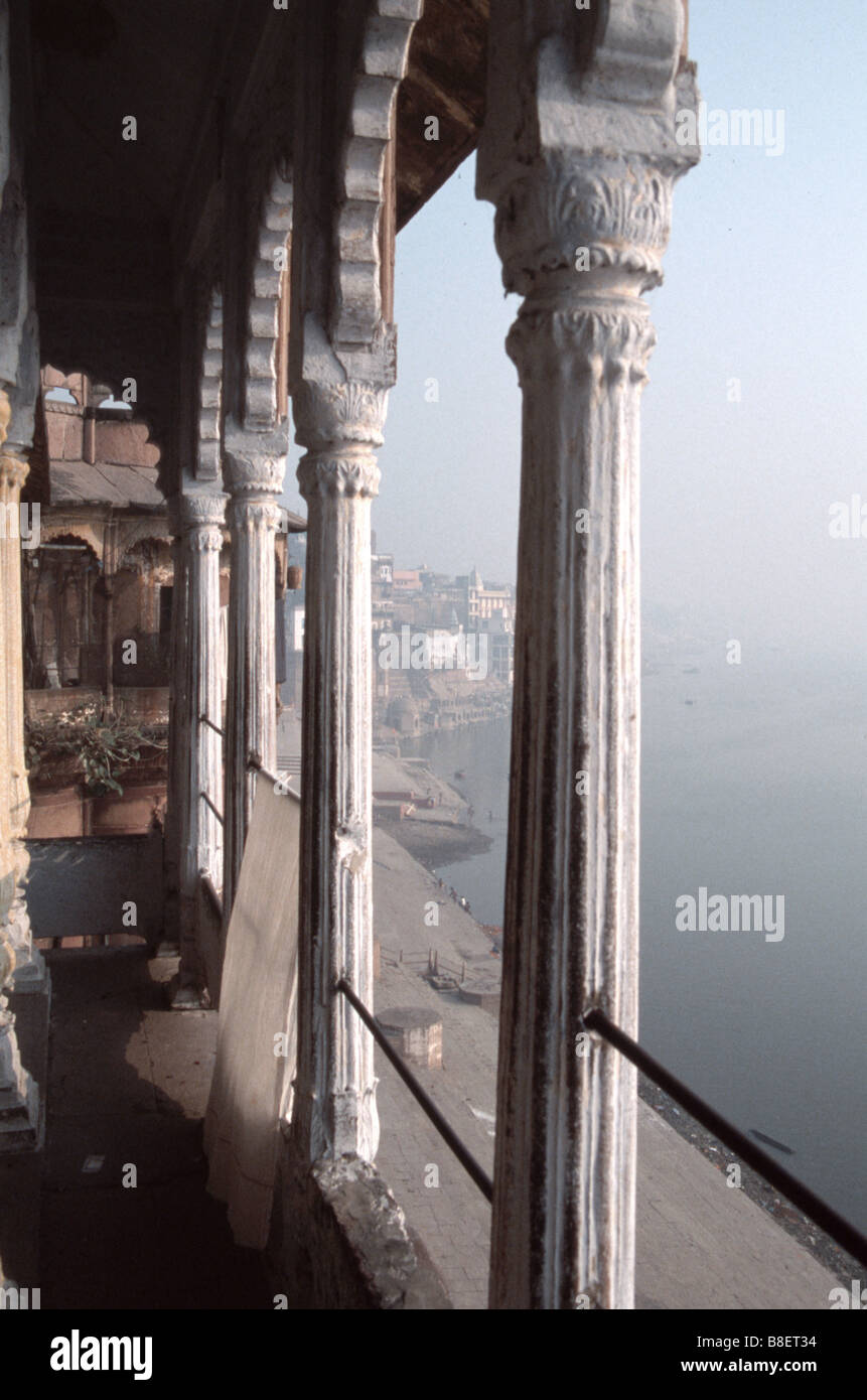Le Gange vu d'abandonné Maharaja palace Benares en Inde Banque D'Images