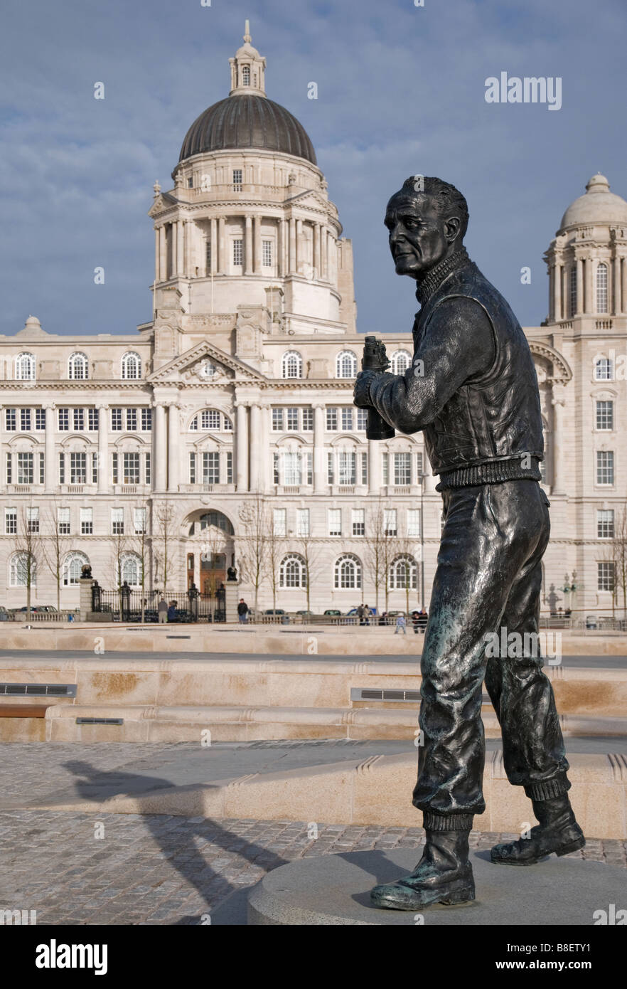 Statue du capitaine John Walker à Liverpool's Pier Head. Le Port de Liverpoll bâtiment peut être vu dans l'arrière-plan. Banque D'Images