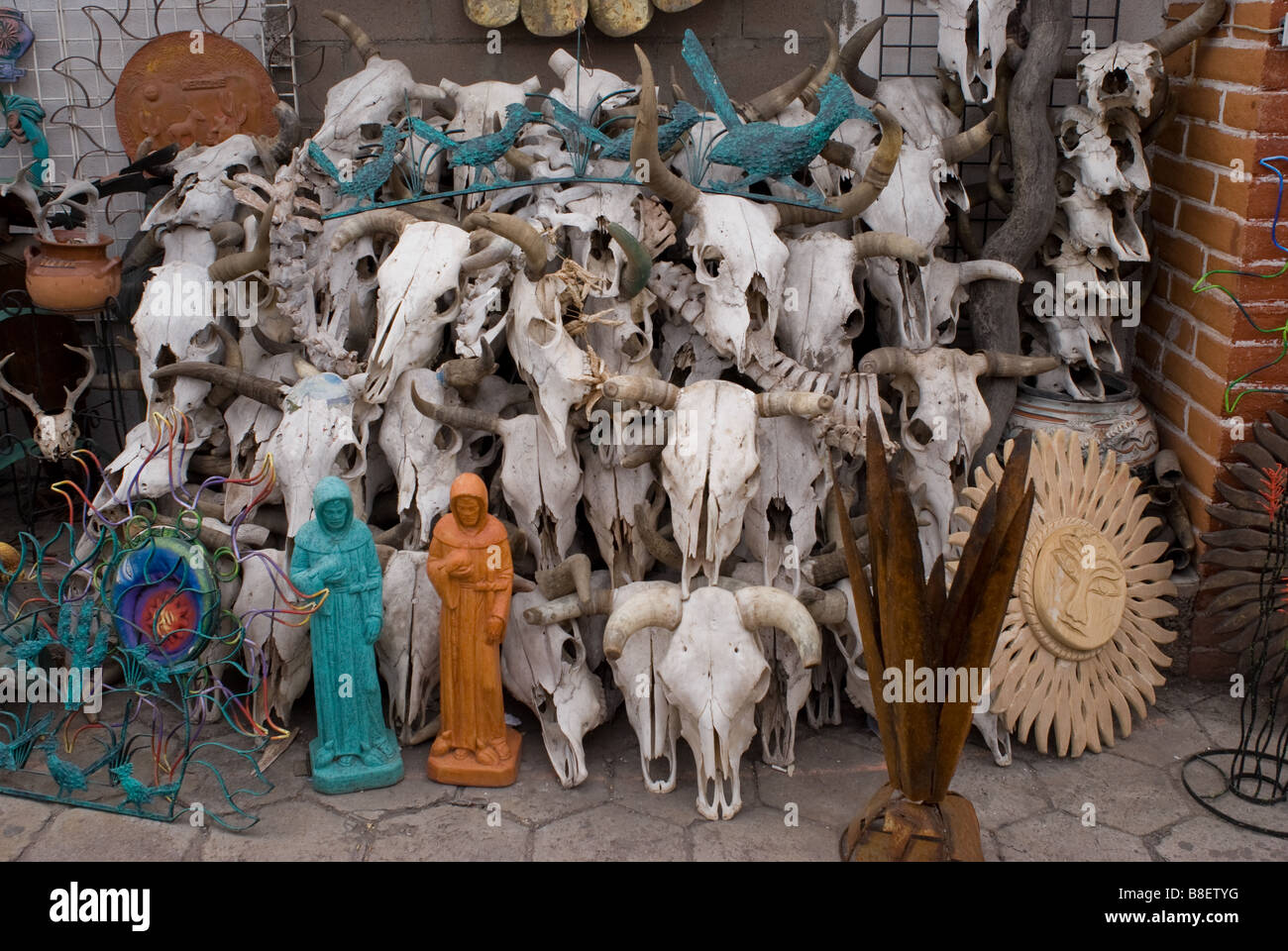 Crânes de vache empilé dans une boutique touristique mexicain Banque D'Images
