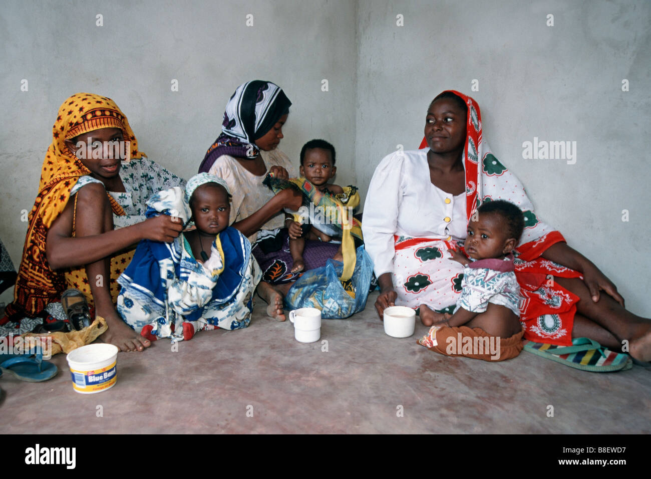 Femmes qui attendent avec leurs enfants à un dispensaire Zanzibar Tanzanie Banque D'Images