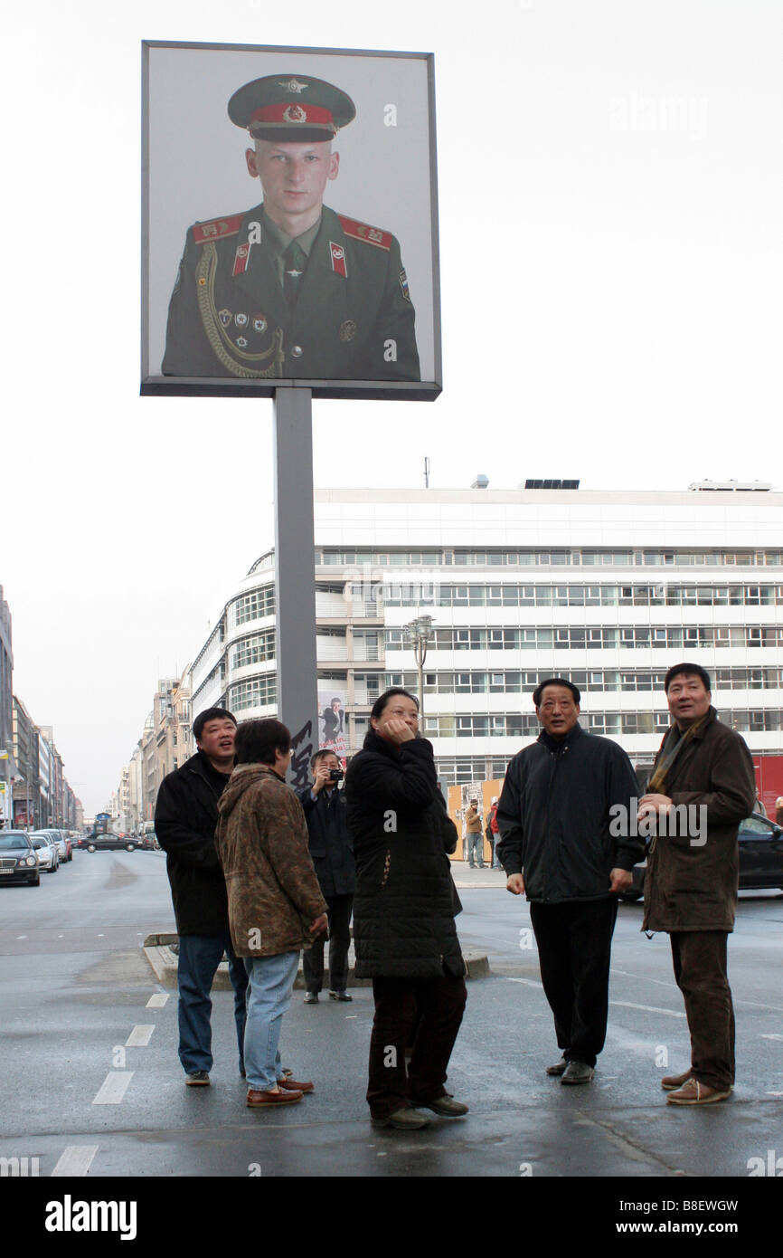 Les touristes japonais visitant Checkpoint Charlie, Berlin, Allemagne Banque D'Images