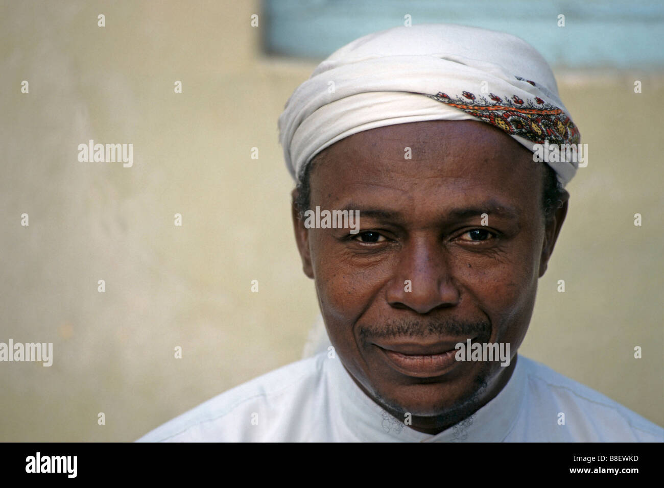 Portrait d'un musulman devant une mosquée à Stone Town Zanzibar Tanzanie Banque D'Images