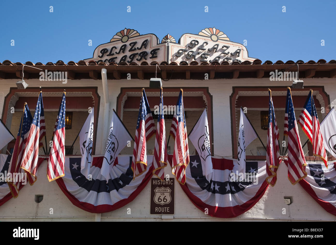 L'ancien Théâtre Plaza Palm Springs en Californie avec des guirlandes de drapeaux américains accrochés sur le balcon. Banque D'Images