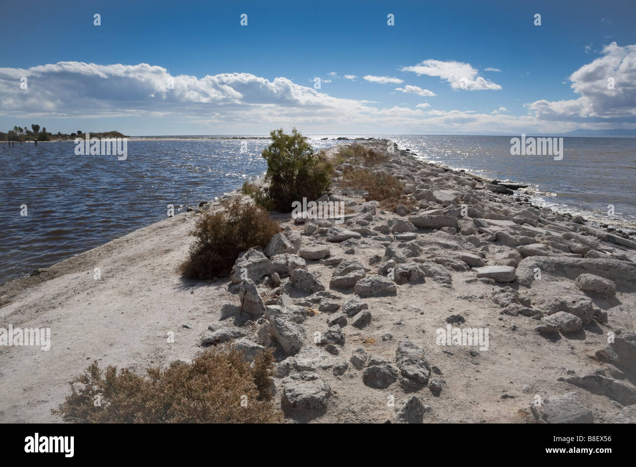 Une petite péninsule s'avance dans le lac Salton situé dans le sud de la Californie aux États-Unis. Banque D'Images