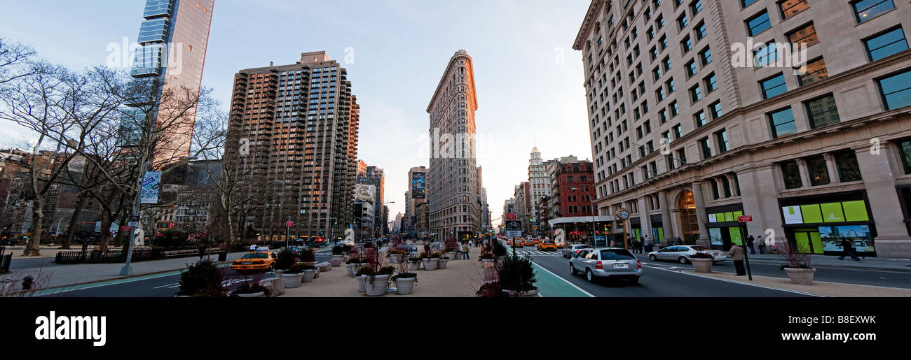 Le Flat Iron Building au Madison Square Park est sur la 23e Rue, 5e Avenue et Broadway à Manhattan, New York City Banque D'Images