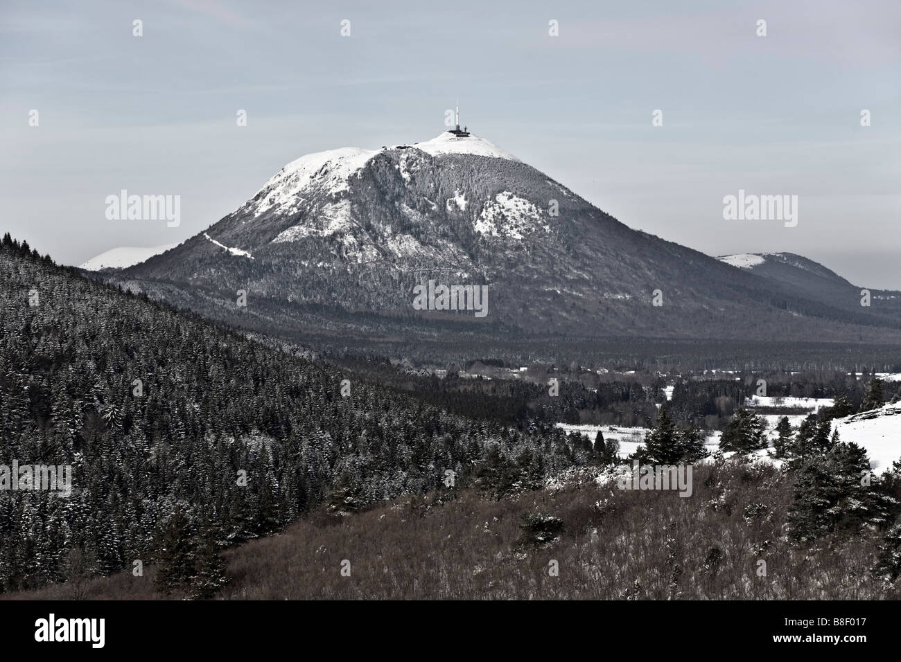 En hiver, le "Puy de Dôme" volcano (Puy de Dôme - France). Le volcan du Puy-de-Dôme, en hiver (Puy-de-Dôme 63 - France). Banque D'Images