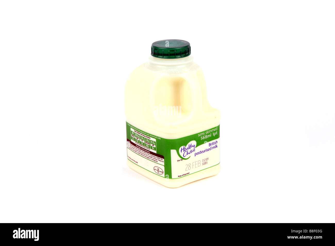 Une pinte de lait écrémé semi dans un contenant de plastique sur un fond blanc. Banque D'Images
