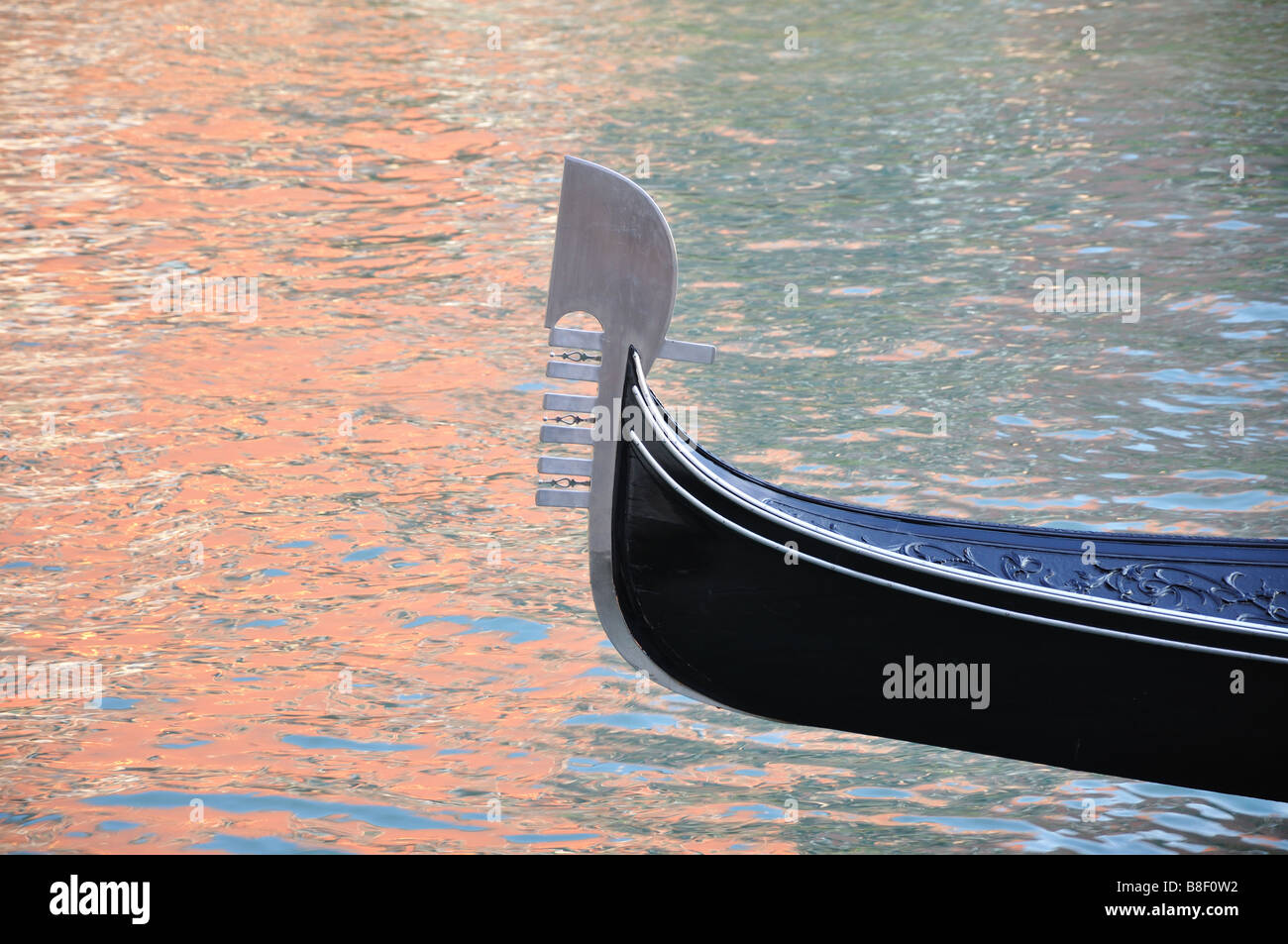 Gondola Front contre une réflexion orange Banque D'Images