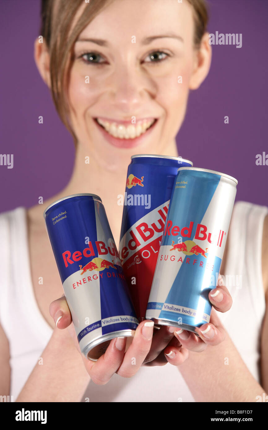 Girl holding canettes de boissons énergétiques Banque D'Images