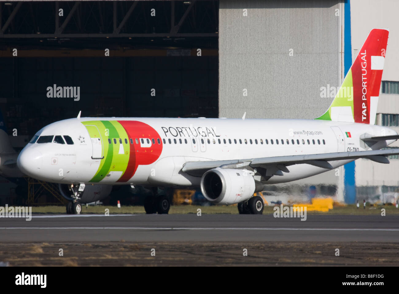 TAP Portugal Airbus A320 roulement au départ à l'aéroport Heathrow de Londres, Royaume-Uni Banque D'Images