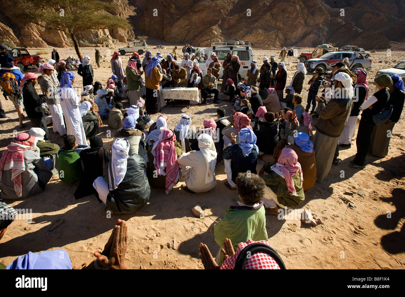 Un rassemblement de Bédouins dans le désert en Égypte Banque D'Images