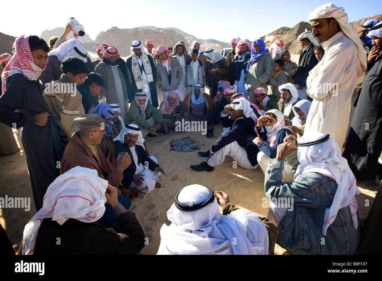 Un groupe d'hommes bédouins organise la conférence annuelle de l'avant course de chameaux en Egypte Banque D'Images