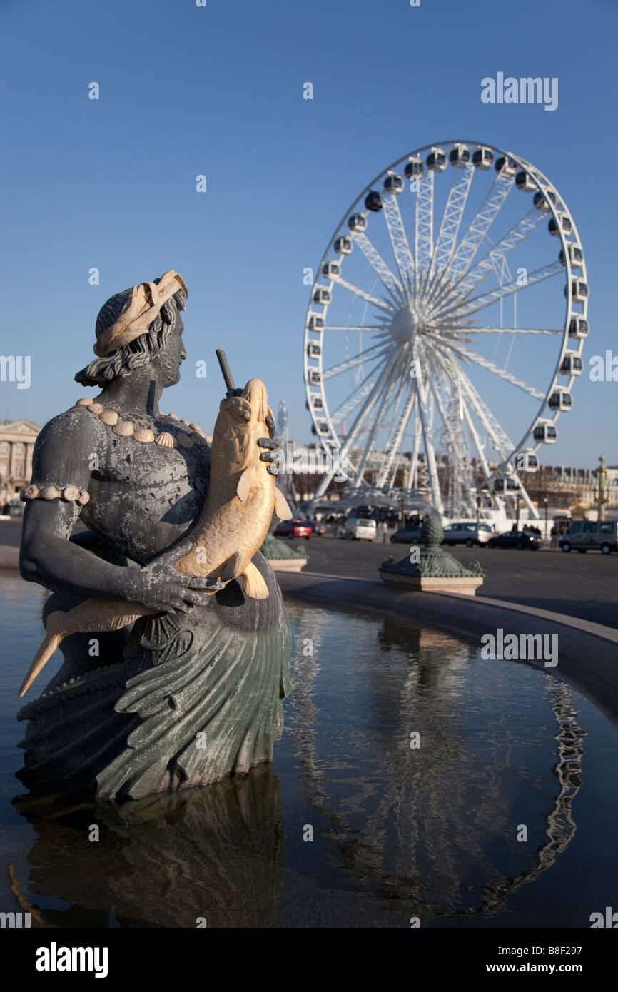 Détail d'une statue à la recherche de la fontaine des Mers fontaine vers la Grande Roue Ferris Wheel in Place de la Concorde, Paris Banque D'Images