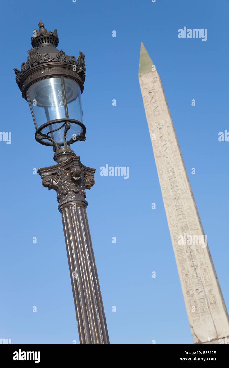 Obélisque de Louxor et lampe de rue traditionnels en place de la Concorde, Paris Banque D'Images