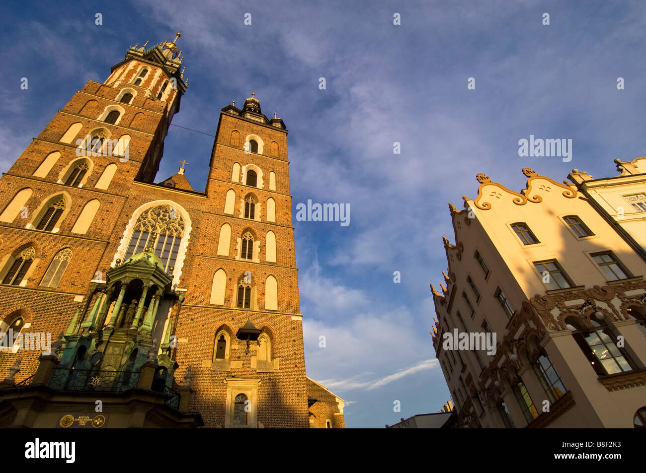 Pologne Cracovie Église Mariacki et de la place principale Banque D'Images