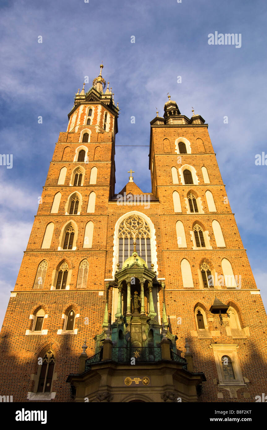 Pologne Cracovie Église Mariacki et de la place principale Banque D'Images