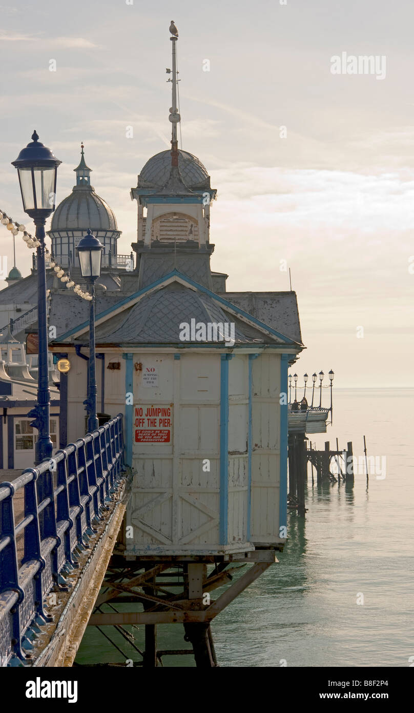 Un signe sur la jetée d''Eastbourne en garde contre les dangers de la plongée sous-marine au large de la jetée Banque D'Images