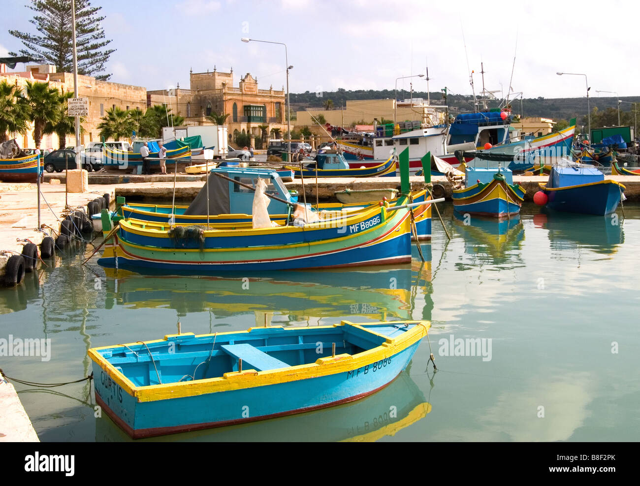 Les bateaux de pêche traditionnels Luzzi dans la baie de Marsaxlokk, Malte  Photo Stock - Alamy