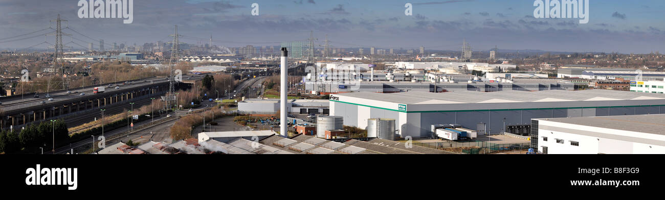 Vision industrielle du centre-ville de Birmingham, considérée avec l'autoroute M6 en premier plan et tour de télécommunication à l'horizon. Banque D'Images