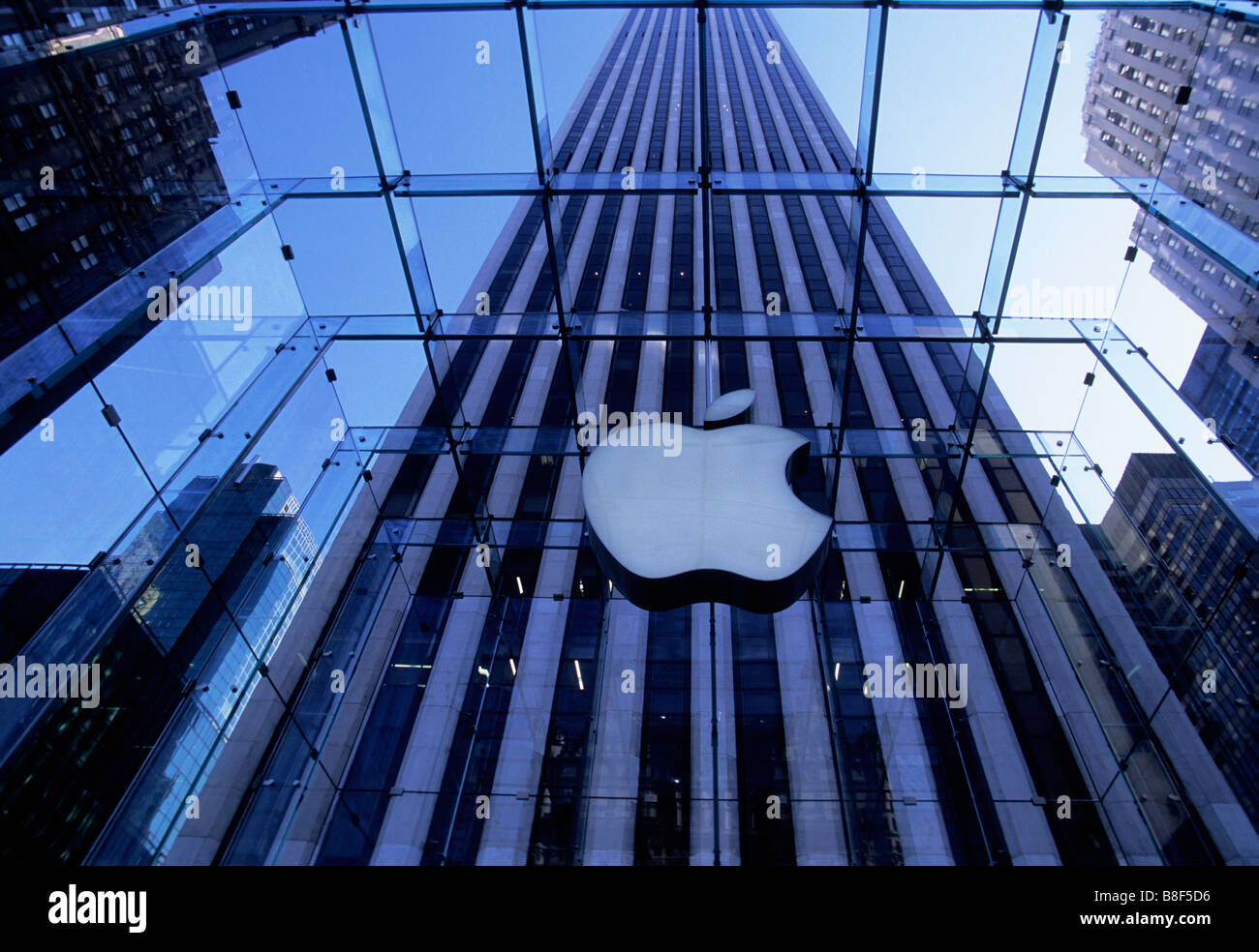 USA New York City l'Apple Store intérieur avec vue sur le bâtiment de General Motors à travers la vitre Banque D'Images